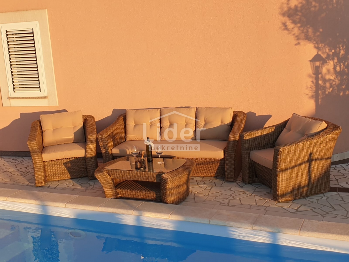 CRIKVENICA-Haus mit drei Wohnungen in bester Lage