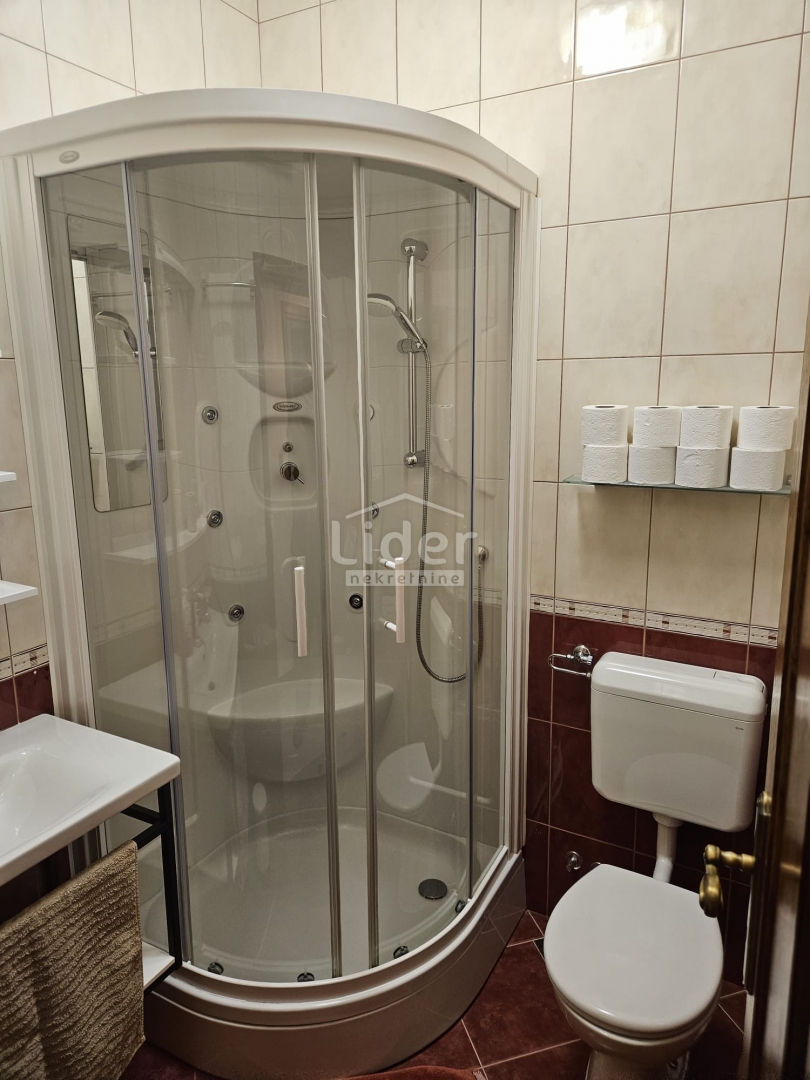 CRIKVENICA-Haus mit drei Wohnungen in bester Lage