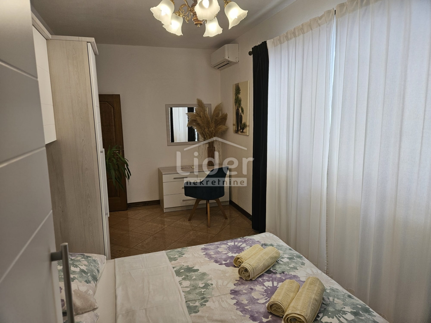 CRIKVENICA-Haus mit drei Wohnungen in bester Lage