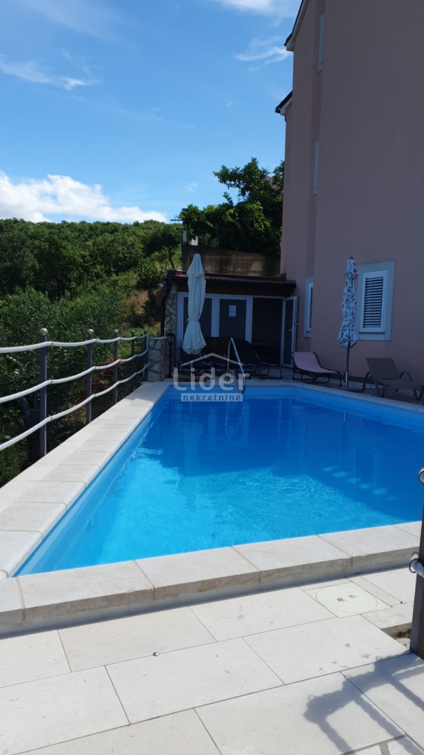 CRIKVENICA-Haus mit drei Wohnungen in bester Lage