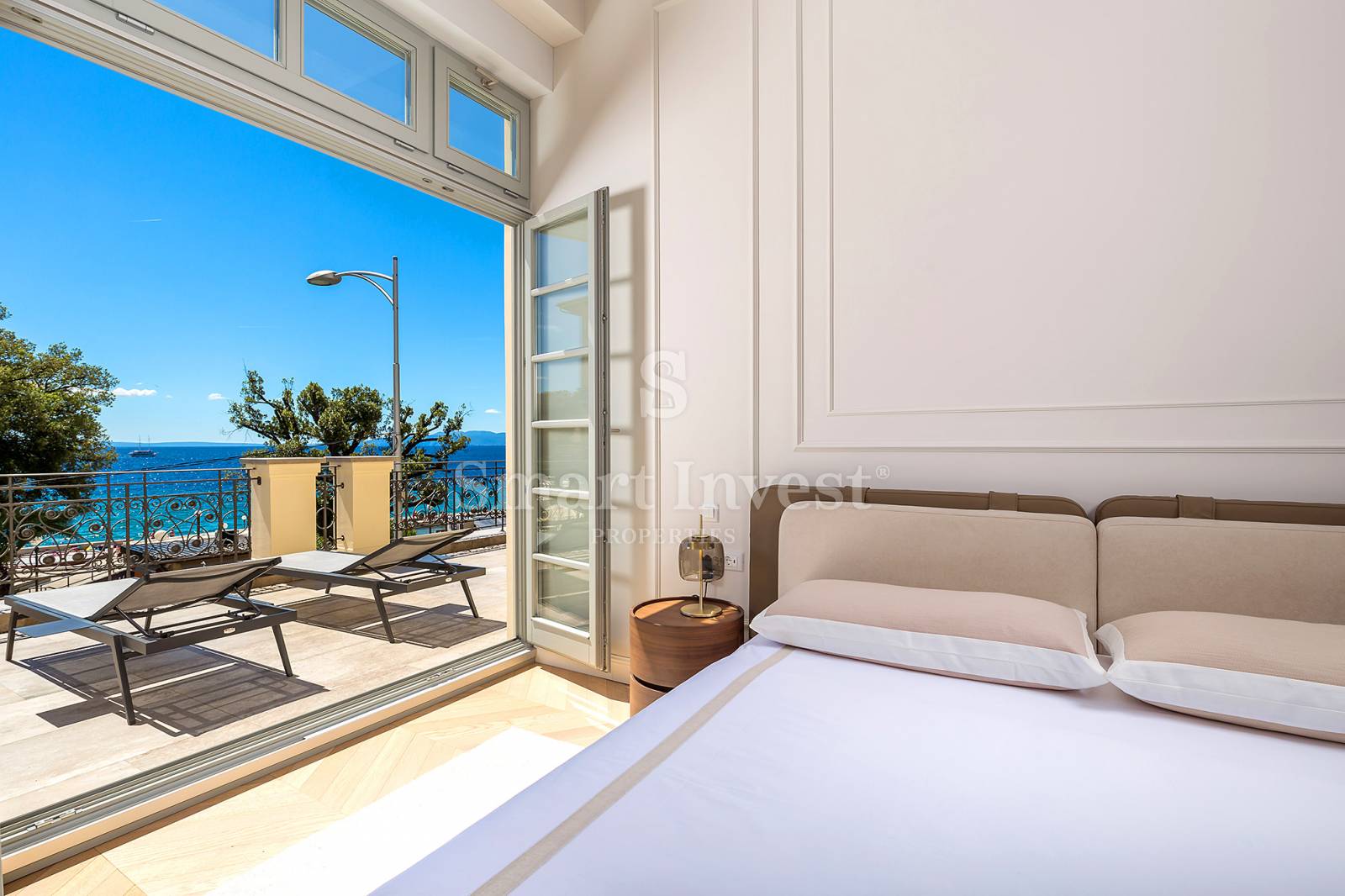 OPATIJA – CENTAR, luksuzan stan 1S+DB s terasom i pogledom na more, 1. red do mora (A9)