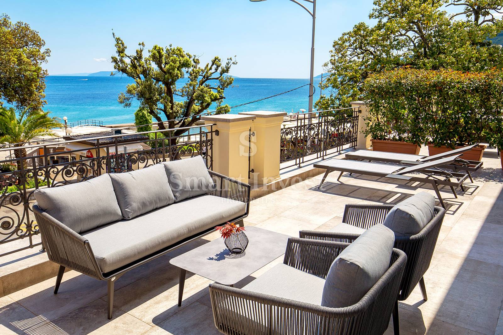 OPATIJA – CENTAR, luksuzan stan 1S+DB s terasom i pogledom na more, 1. red do mora (A9)