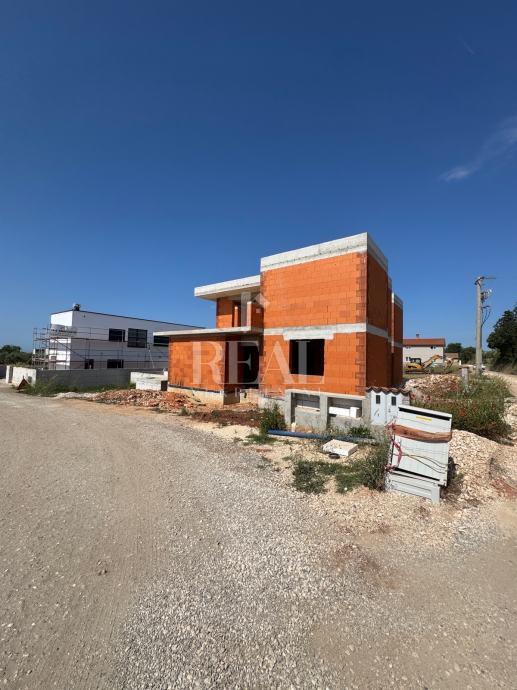 Pula dvojna vila sa bazenom !