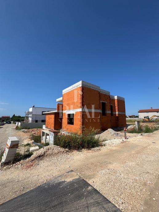 Pula dvojna vila sa bazenom !