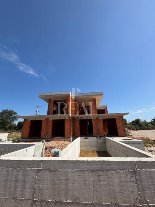 Pula dvojna vila sa bazenom !