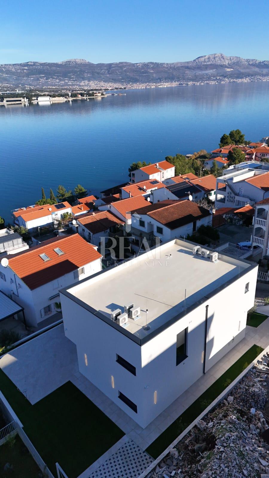 MODERNA VILA NA ČIOVU SA POGLEDOM NA MORE