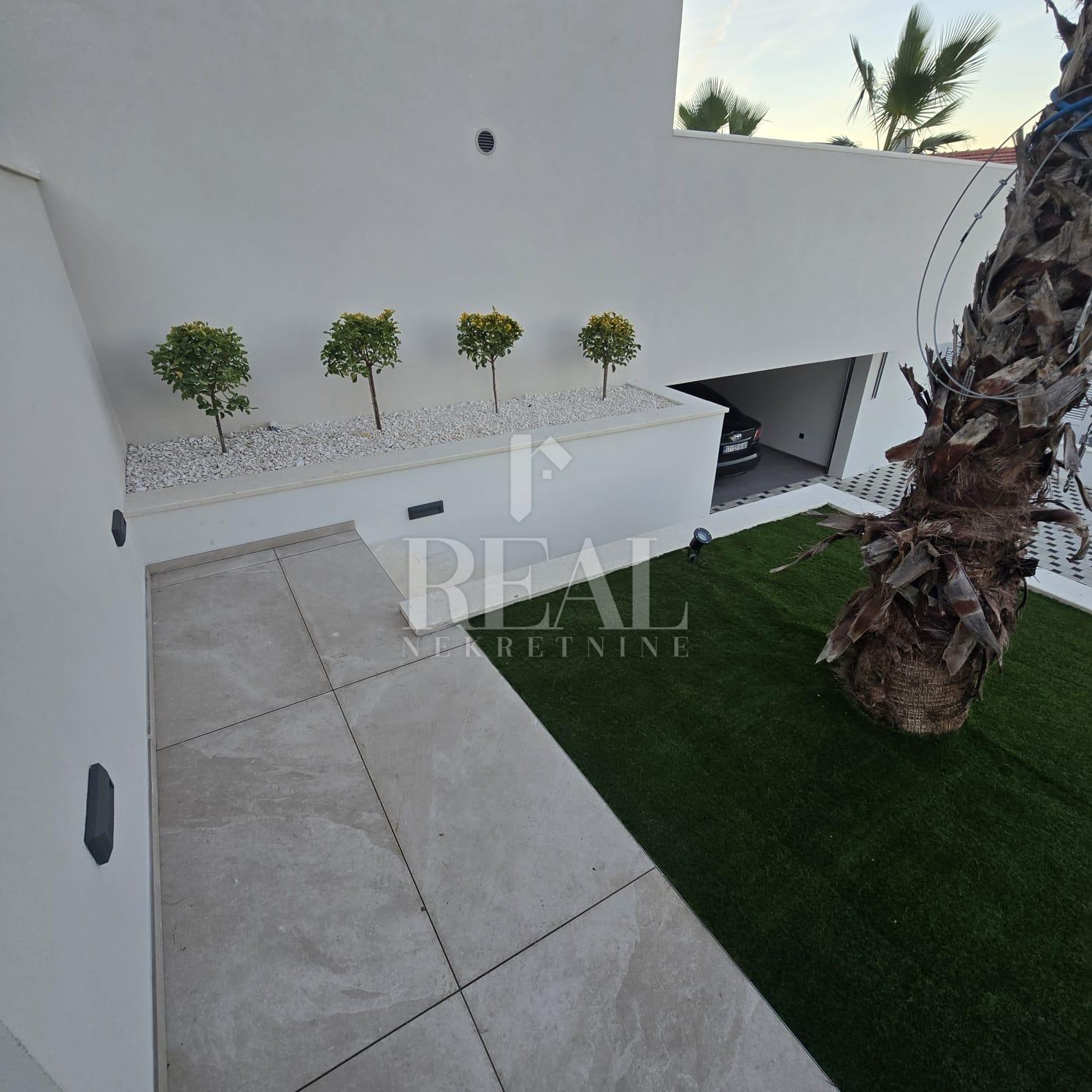 MODERNA VILA NA ČIOVU SA POGLEDOM NA MORE