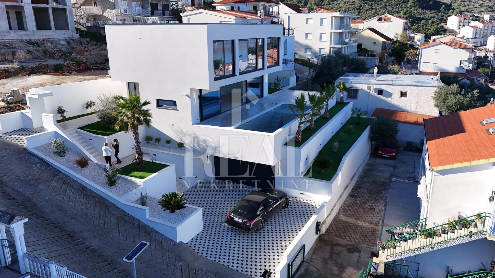 MODERNA VILA NA ČIOVU SA POGLEDOM NA MORE