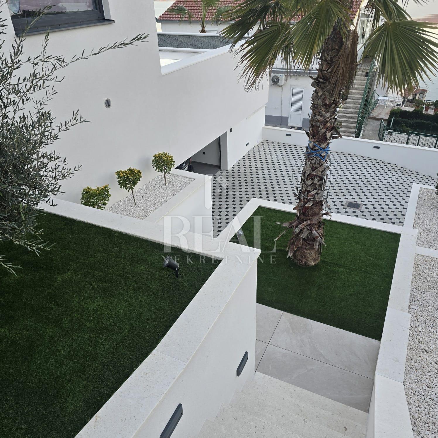 MODERNA VILA NA ČIOVU SA POGLEDOM NA MORE