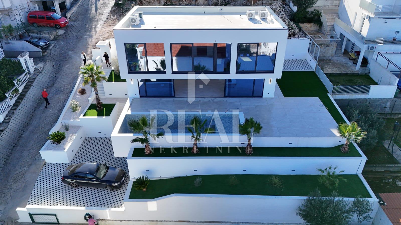 MODERNA VILA NA ČIOVU SA POGLEDOM NA MORE