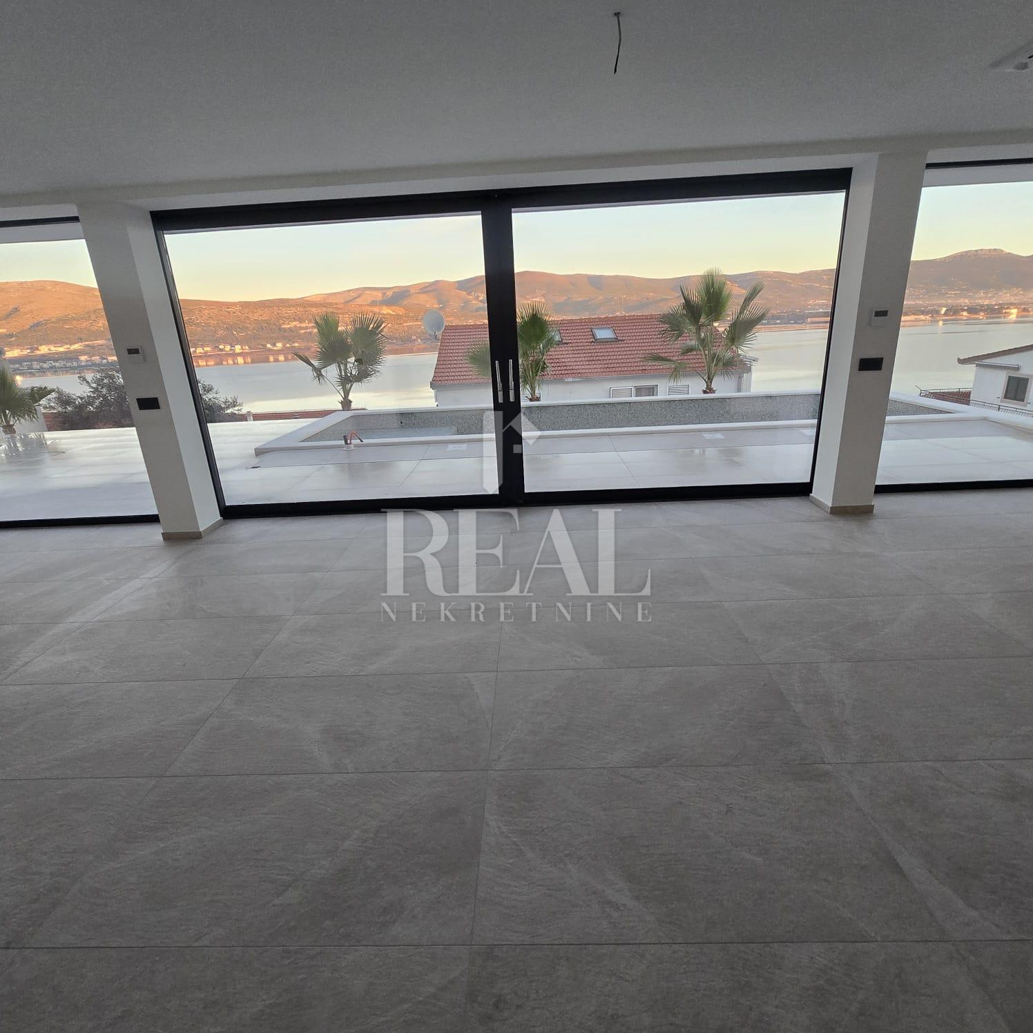 MODERNA VILA NA ČIOVU SA POGLEDOM NA MORE