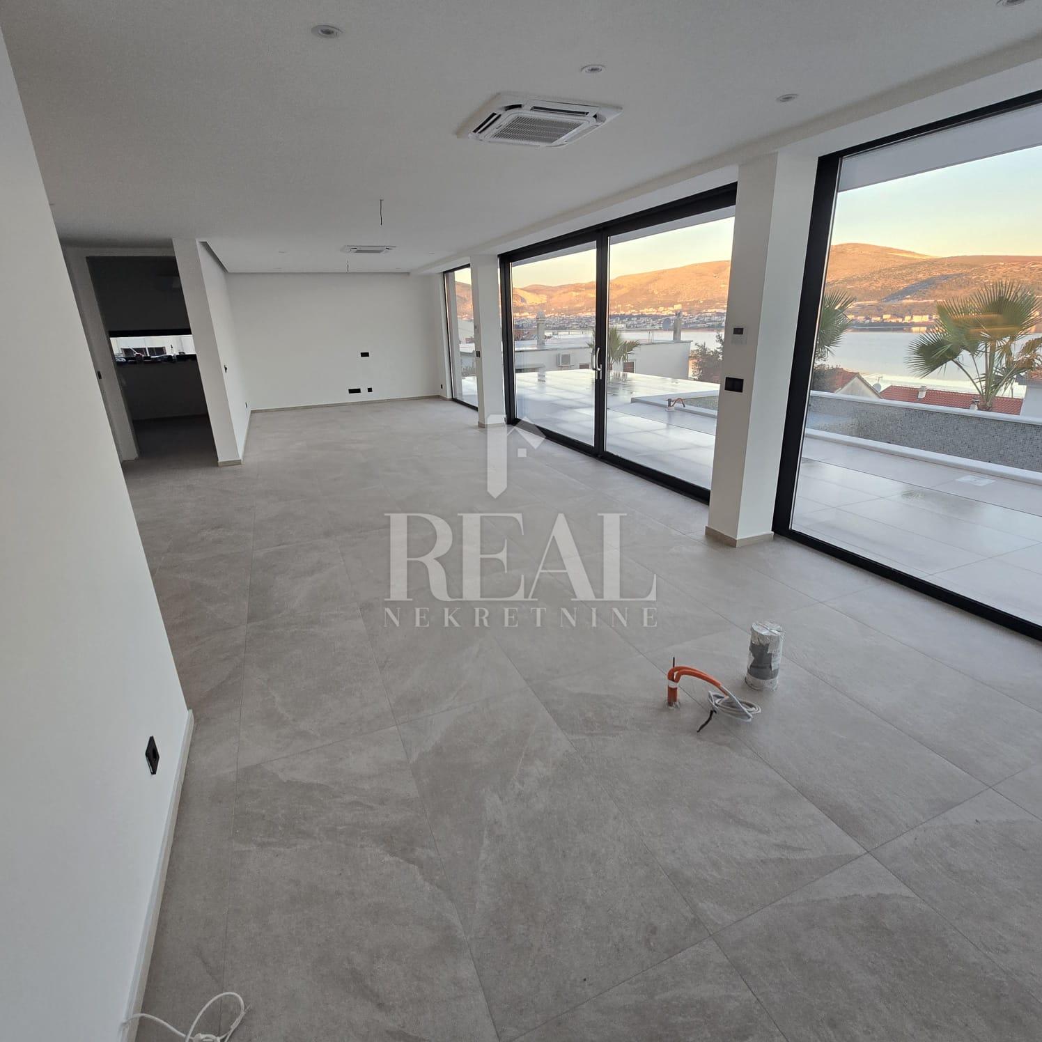 MODERNA VILA NA ČIOVU SA POGLEDOM NA MORE