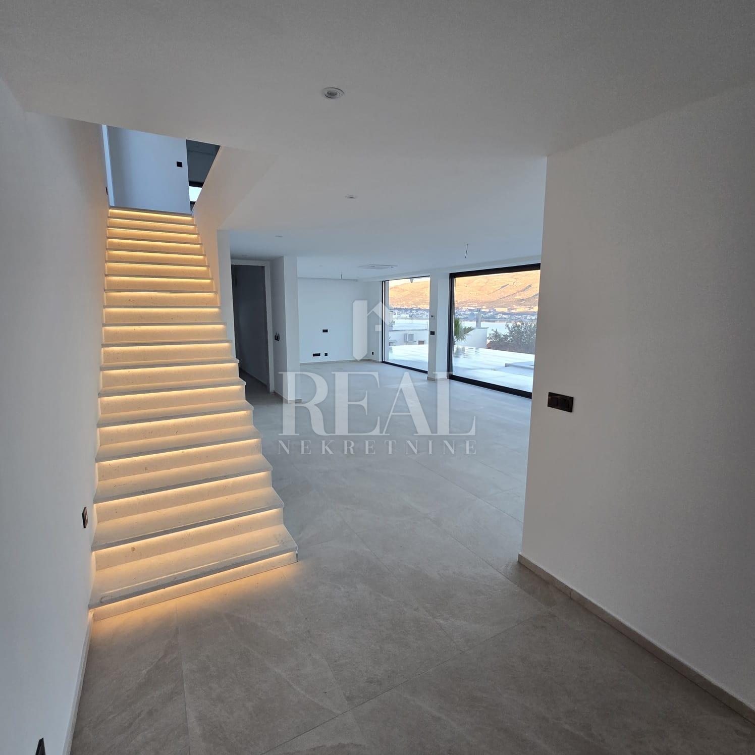 MODERNA VILA NA ČIOVU SA POGLEDOM NA MORE