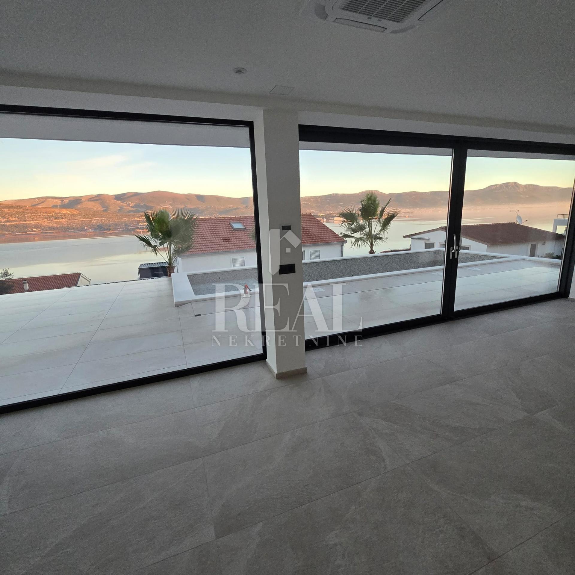 MODERNA VILA NA ČIOVU SA POGLEDOM NA MORE