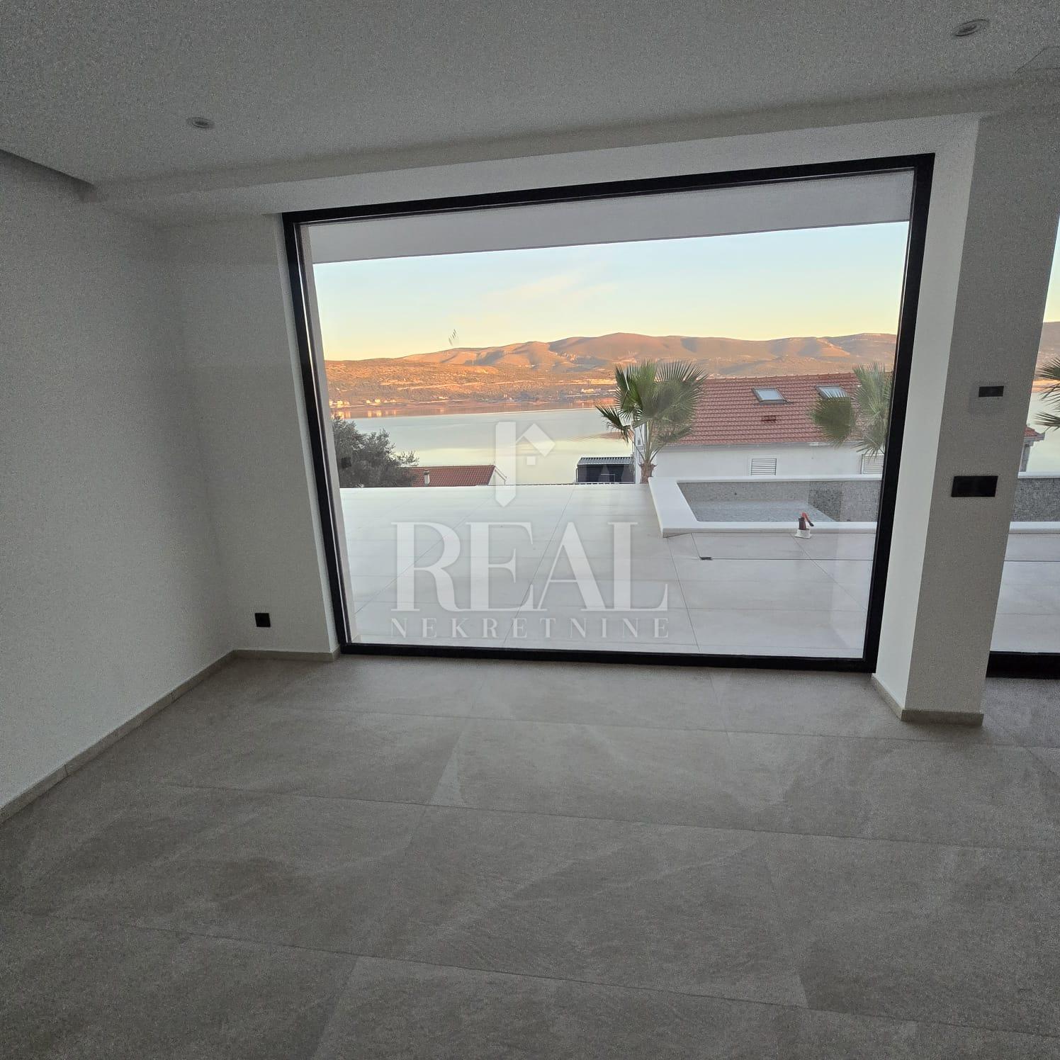 MODERNA VILA NA ČIOVU SA POGLEDOM NA MORE