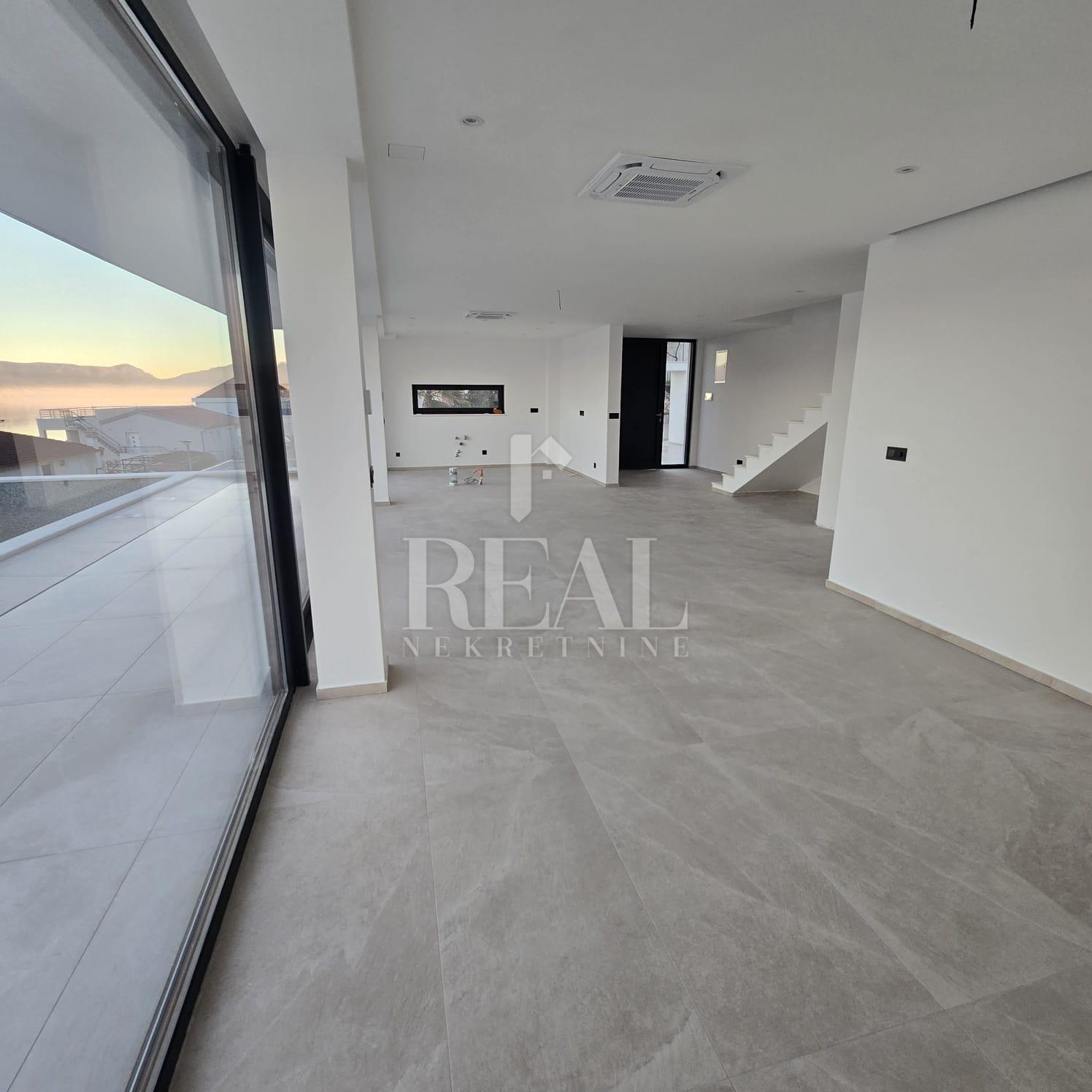 MODERNA VILA NA ČIOVU SA POGLEDOM NA MORE