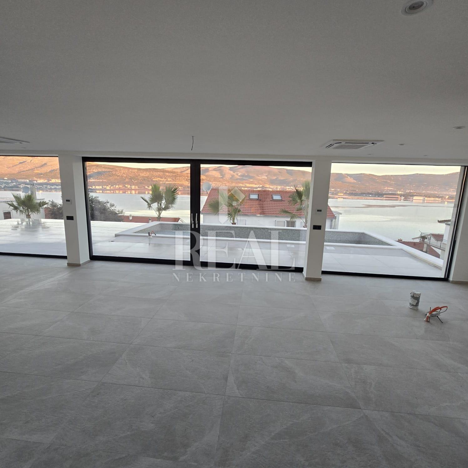 MODERNA VILA NA ČIOVU SA POGLEDOM NA MORE