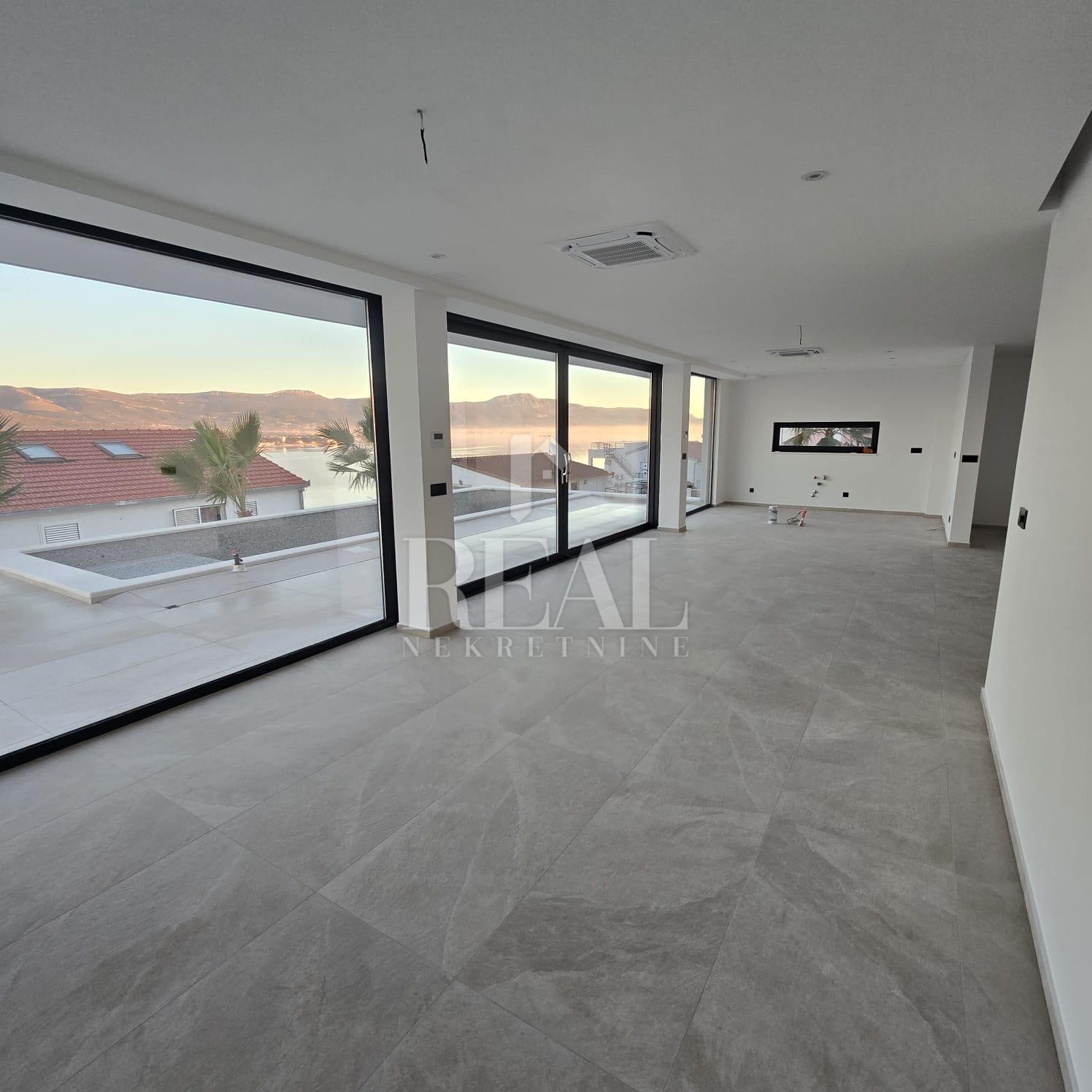 MODERNA VILA NA ČIOVU SA POGLEDOM NA MORE