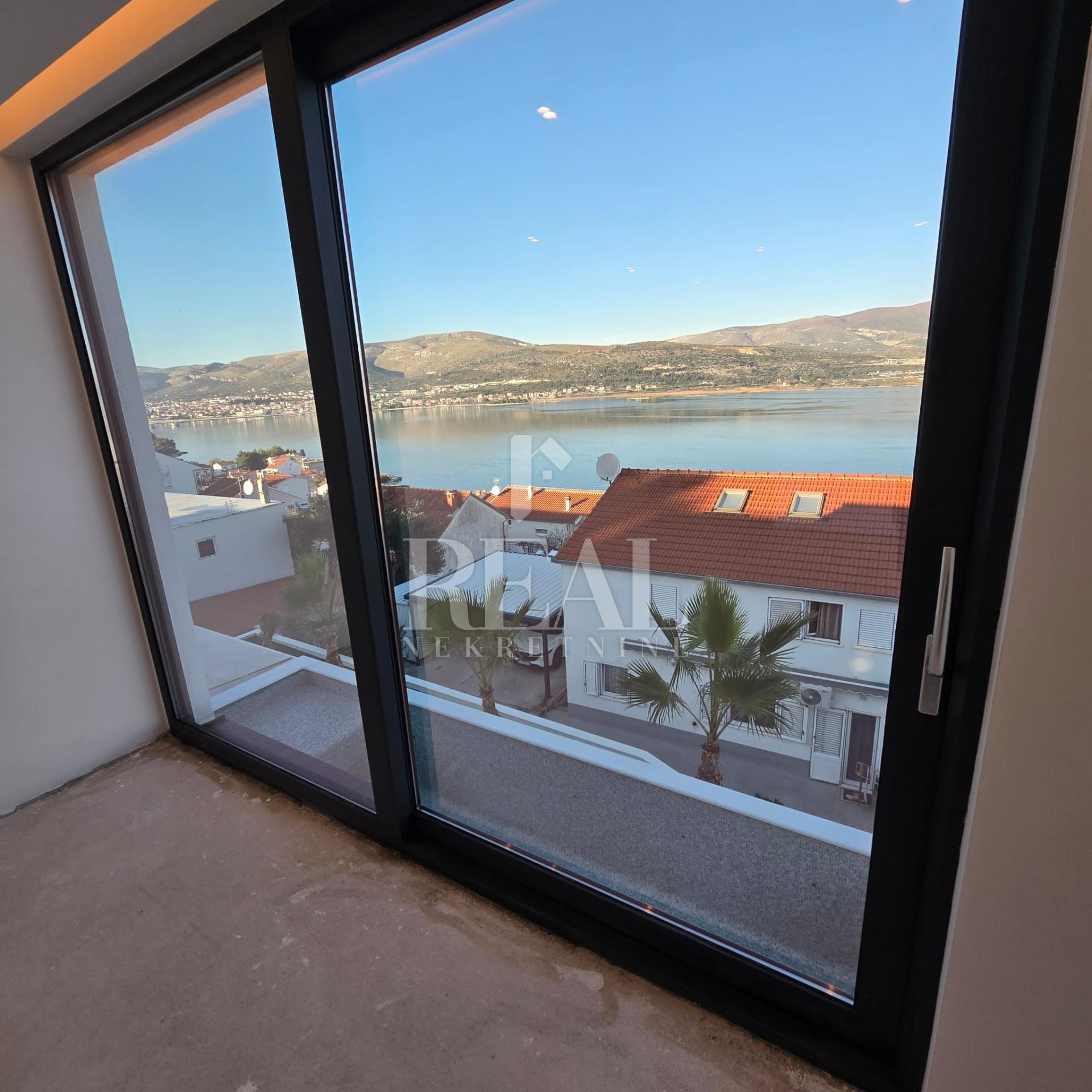 MODERNA VILA NA ČIOVU SA POGLEDOM NA MORE