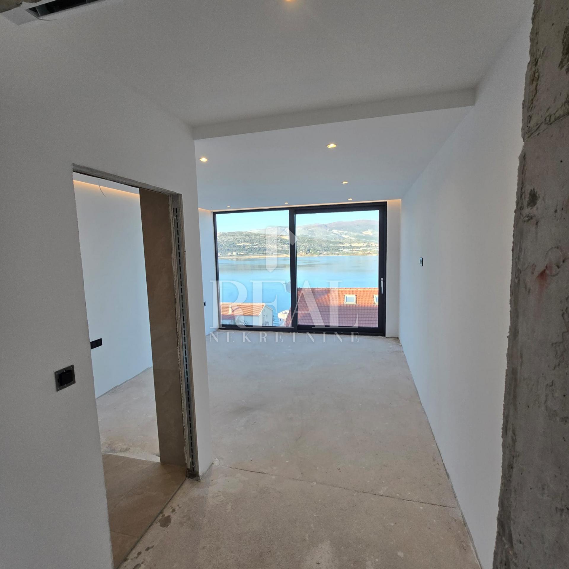 MODERNA VILA NA ČIOVU SA POGLEDOM NA MORE