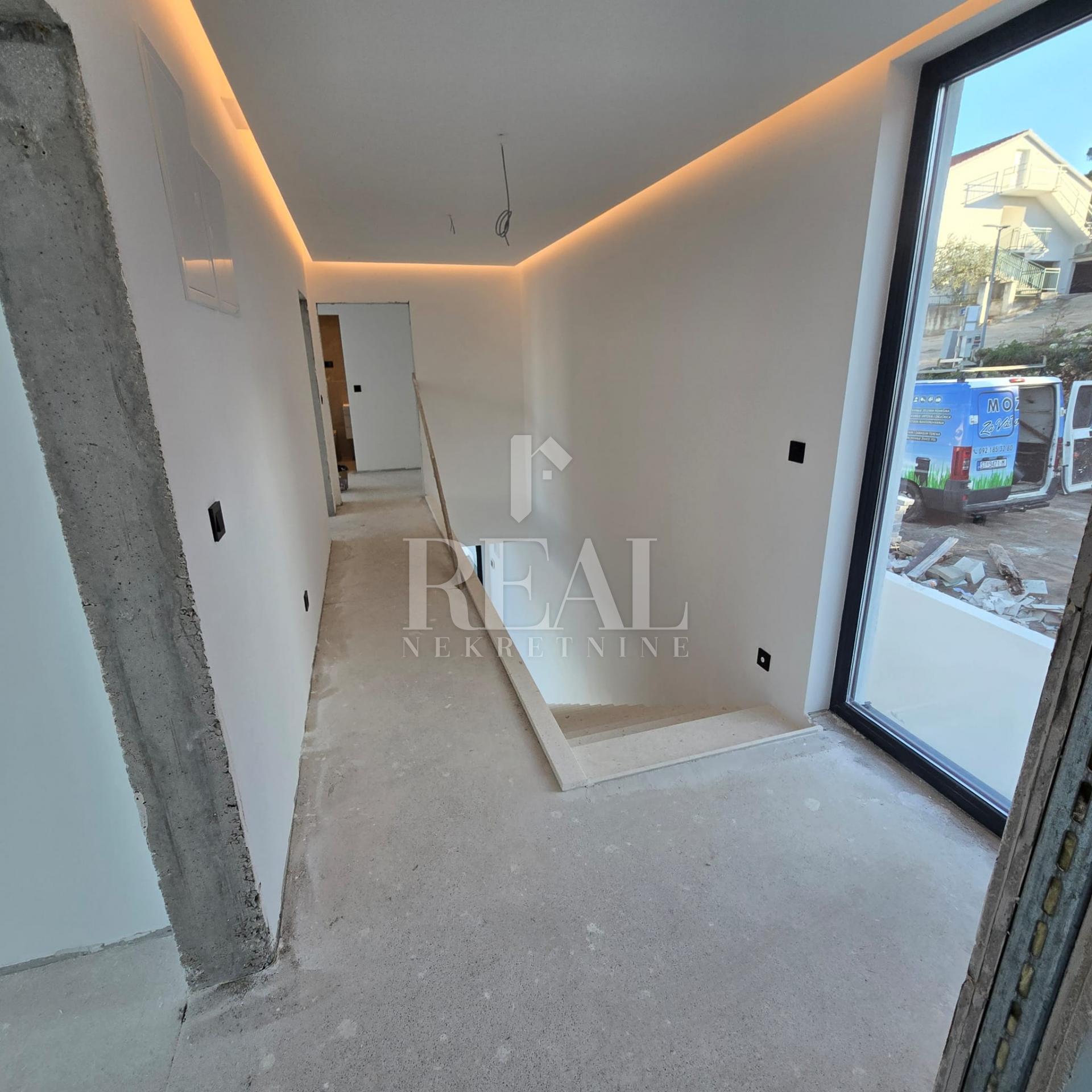 MODERNA VILA NA ČIOVU SA POGLEDOM NA MORE