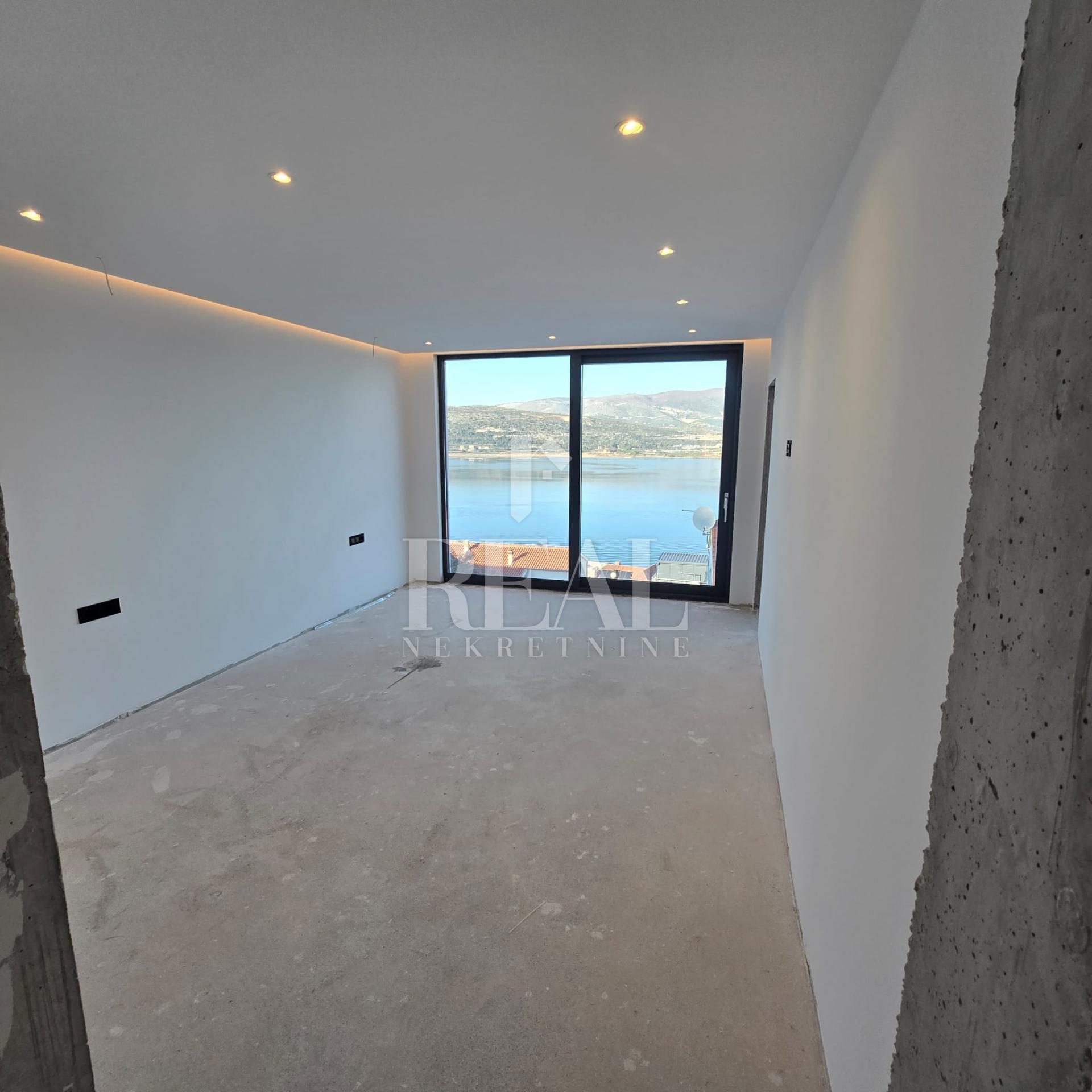 MODERNA VILA NA ČIOVU SA POGLEDOM NA MORE