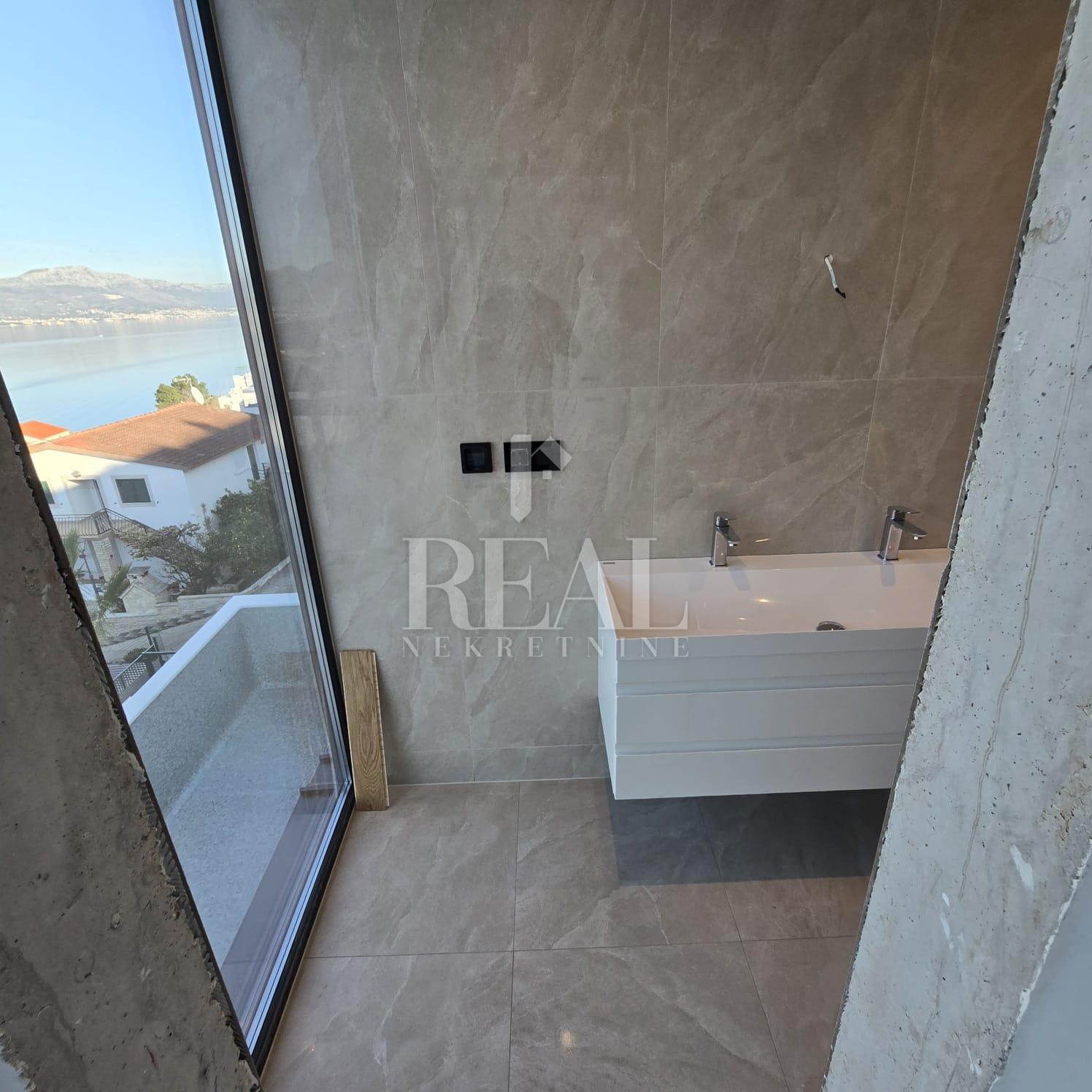 MODERNA VILA NA ČIOVU SA POGLEDOM NA MORE