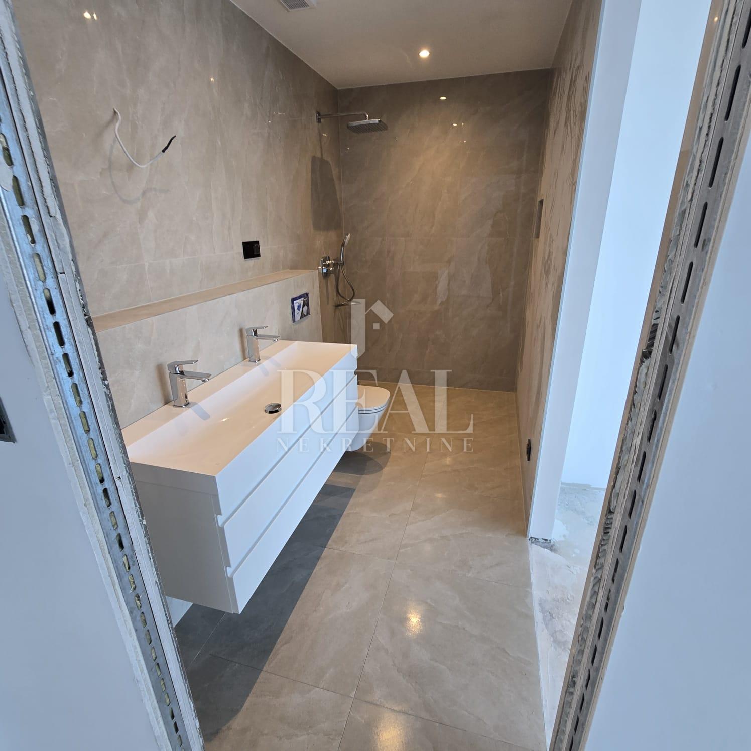 MODERNA VILA NA ČIOVU SA POGLEDOM NA MORE