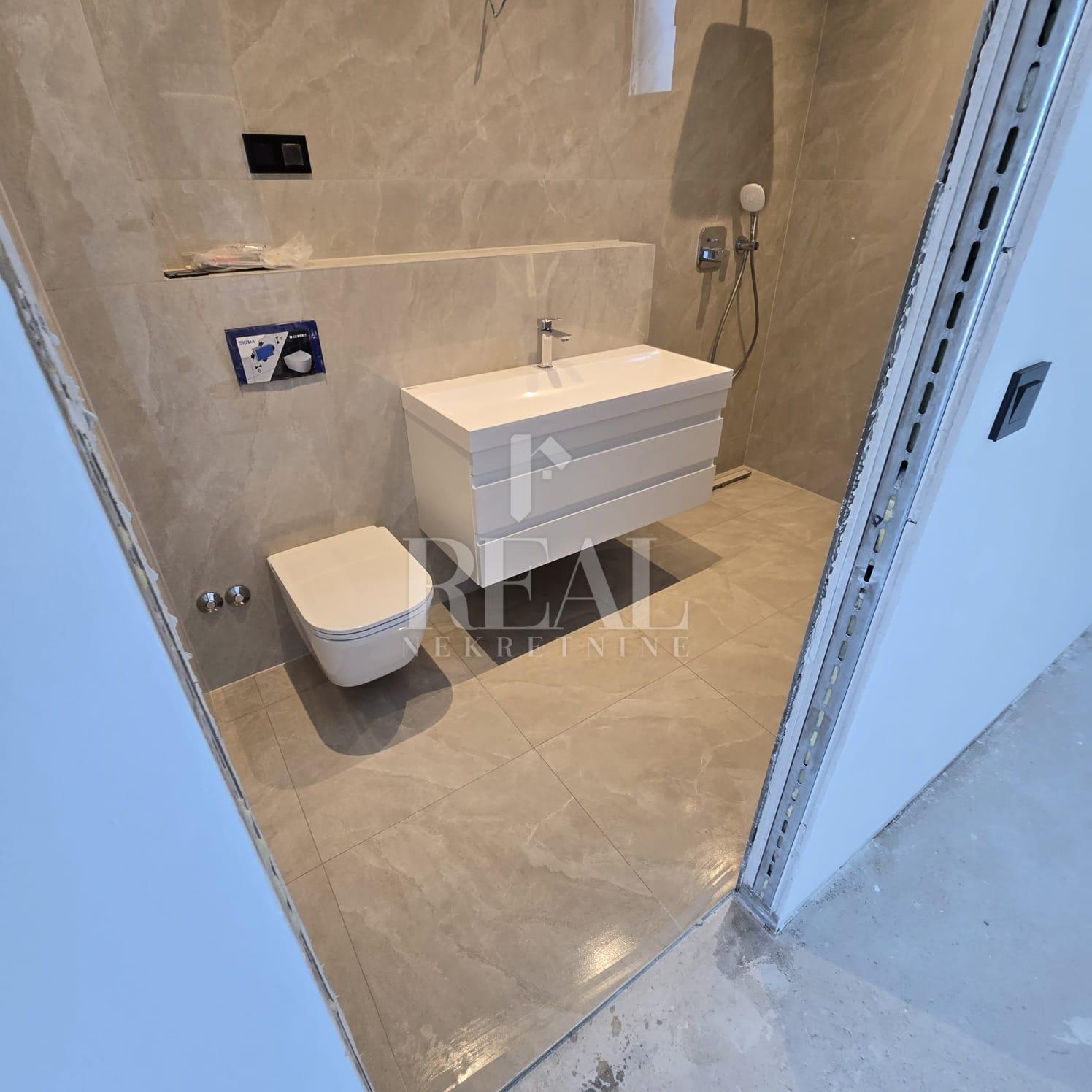 MODERNA VILA NA ČIOVU SA POGLEDOM NA MORE