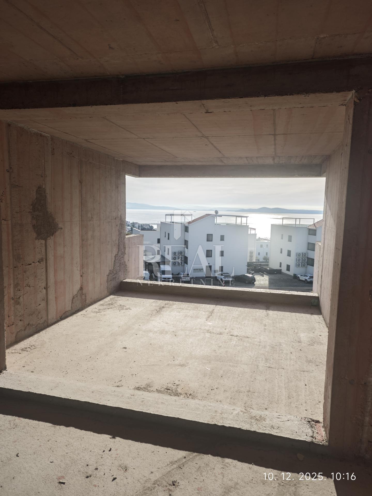 Izvrsna prilika, novogradnja u Okrugu Gornjem, dvosoban stan s pogledom na more!!!