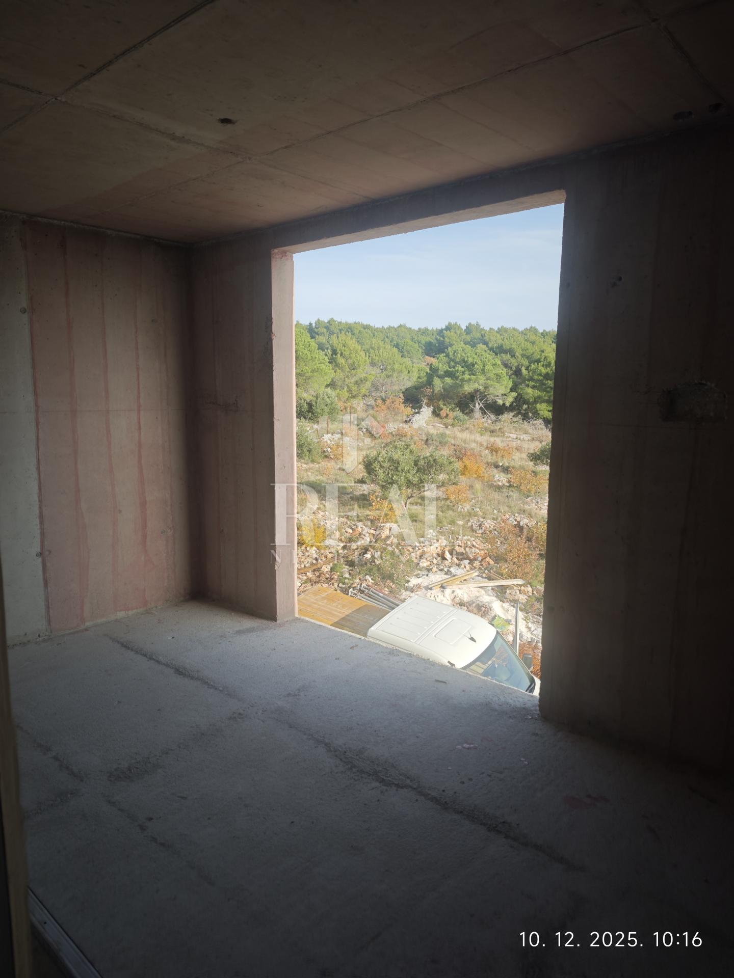 Izvrsna prilika, novogradnja u Okrugu Gornjem, dvosoban stan s pogledom na more!!!