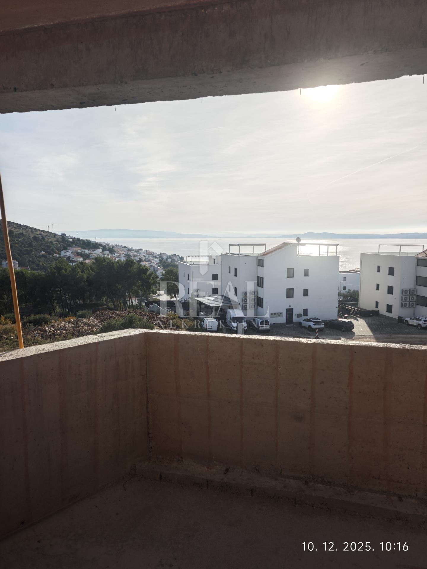 Izvrsna prilika, novogradnja u Okrugu Gornjem, dvosoban stan s pogledom na more!!!