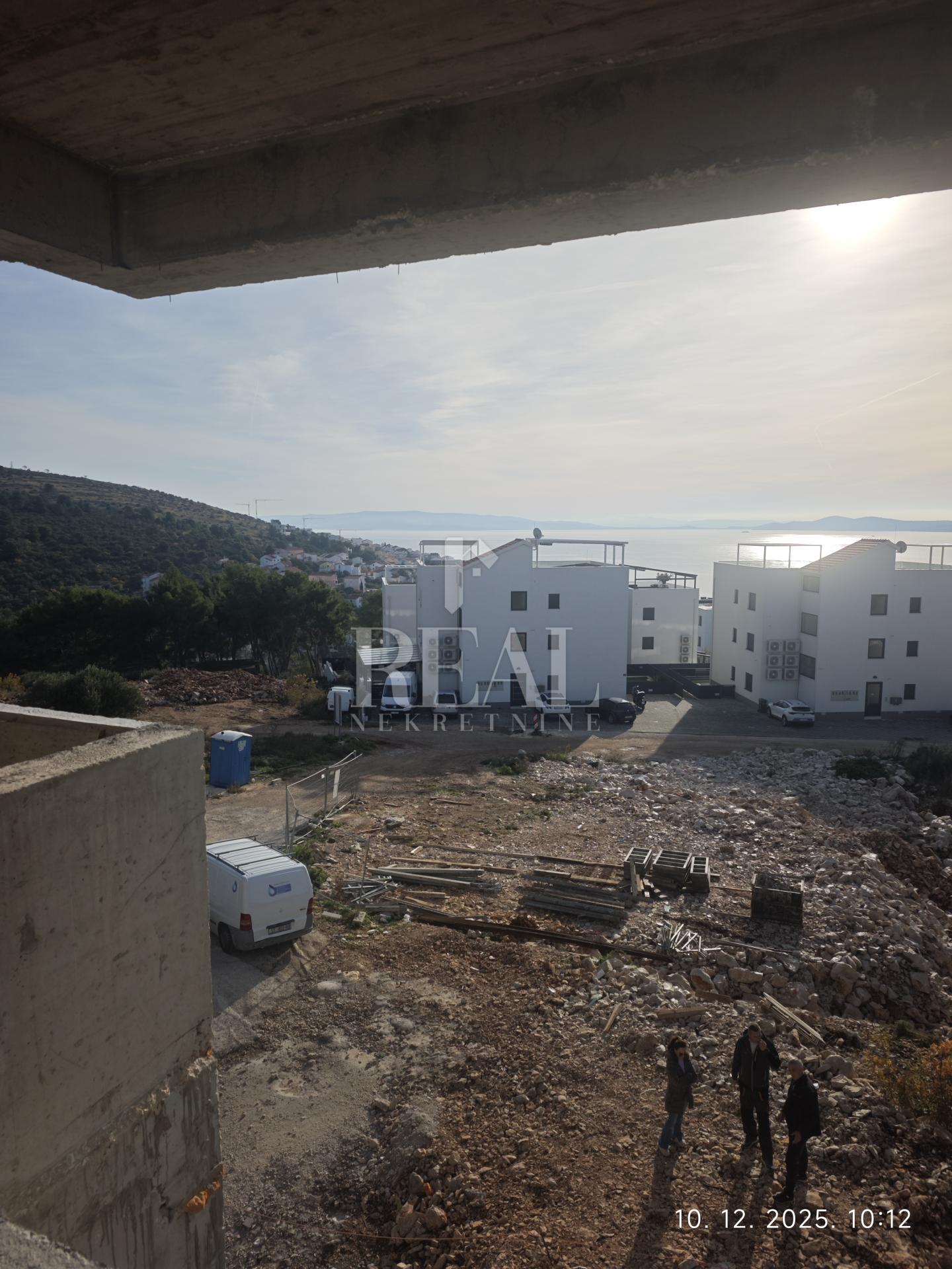 Izvrsna prilika, novogradnja u Okrugu Gornjem, dvosoban stan s pogledom na more!!!