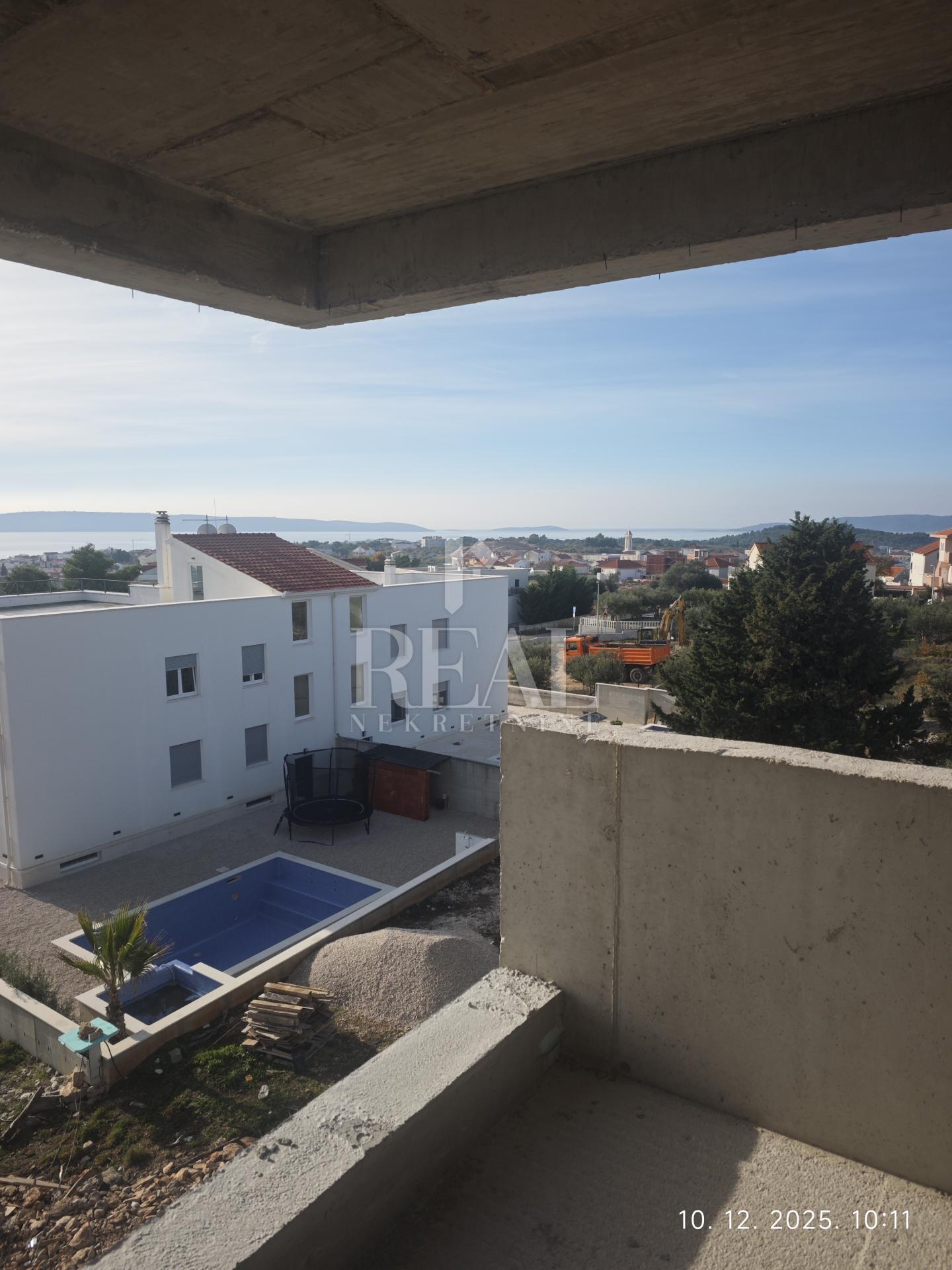 Izvrsna prilika, novogradnja u Okrugu Gornjem, dvosoban stan s pogledom na more!!!