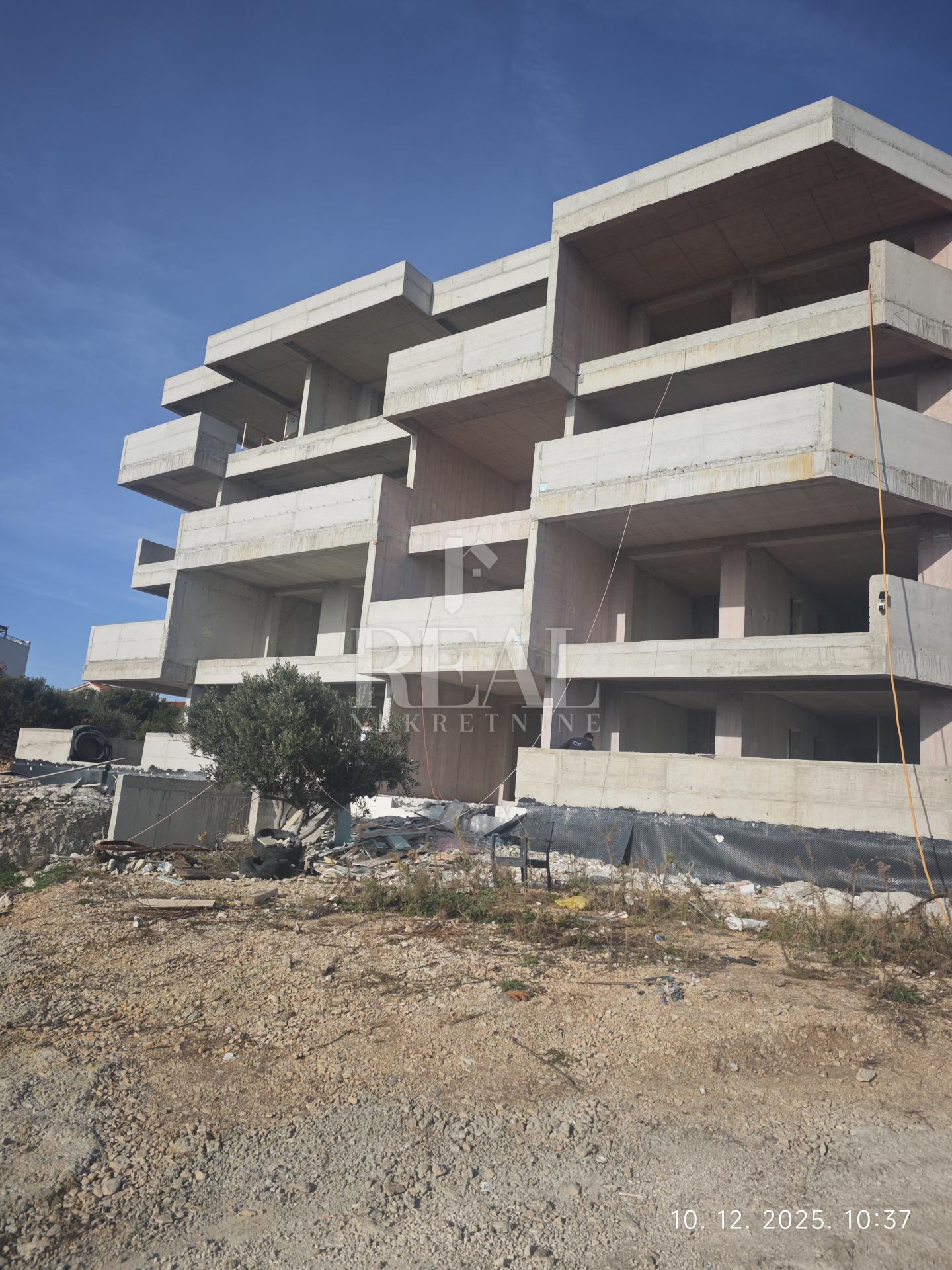 Izvrsna prilika, novogradnja u Okrugu Gornjem, dvosoban stan s pogledom na more!!!