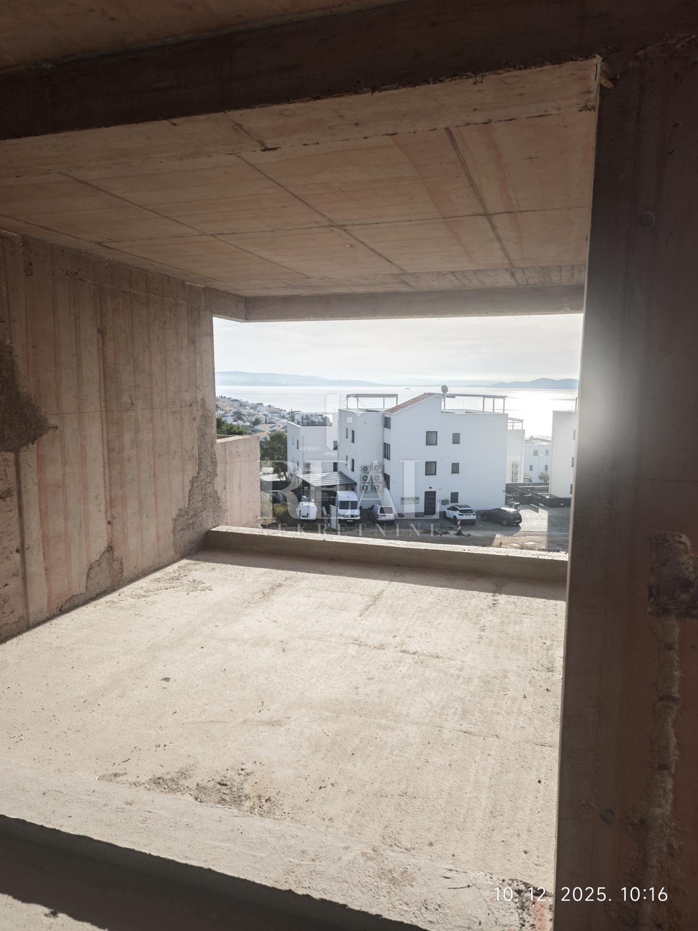 Izvrsna prilika, novogradnja u Okrugu Gornjem, dvosoban stan na drugom katu s pogledom na more!!!