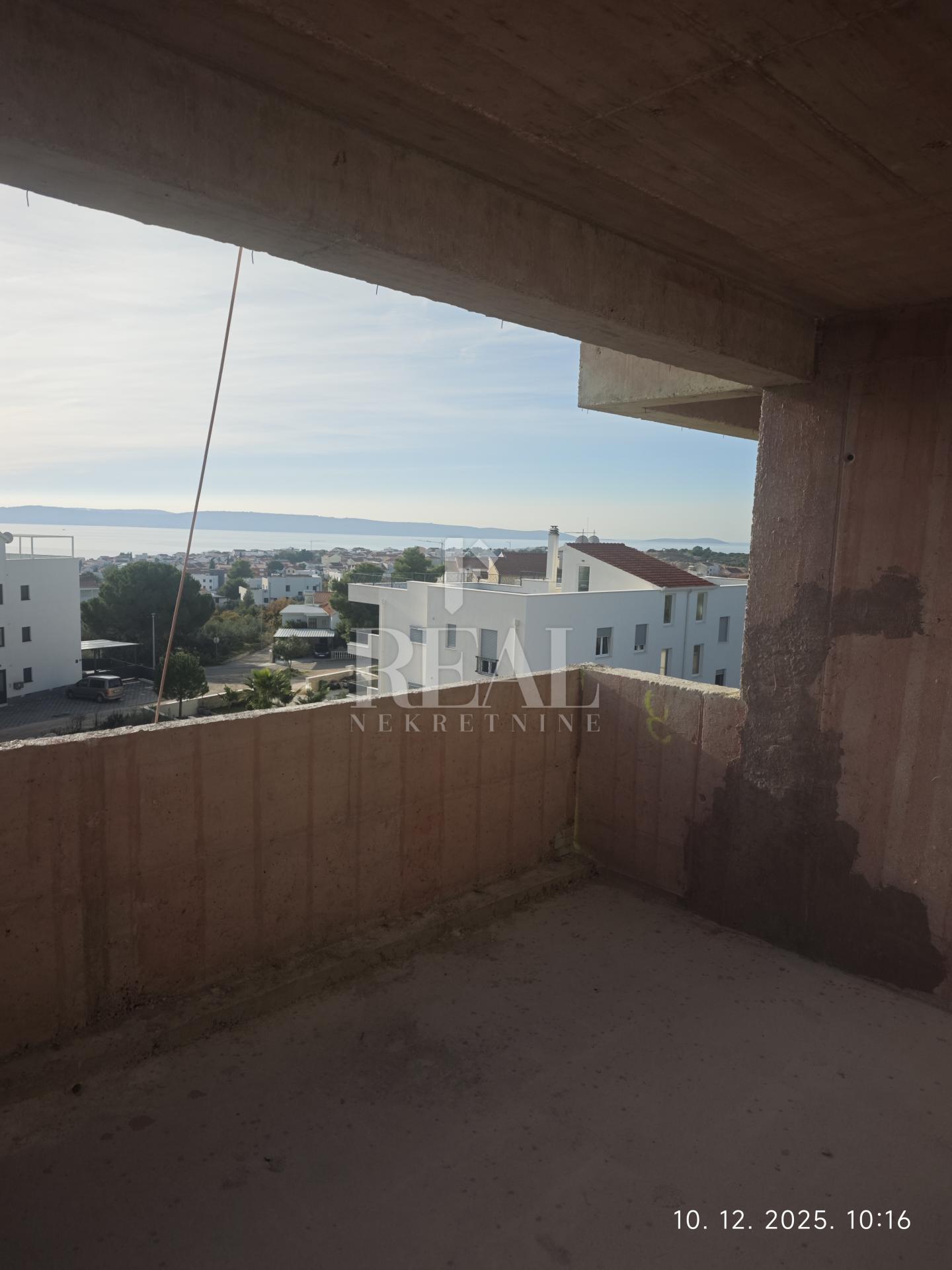 Izvrsna prilika, novogradnja u Okrugu Gornjem, dvosoban stan na drugom katu s pogledom na more!!!