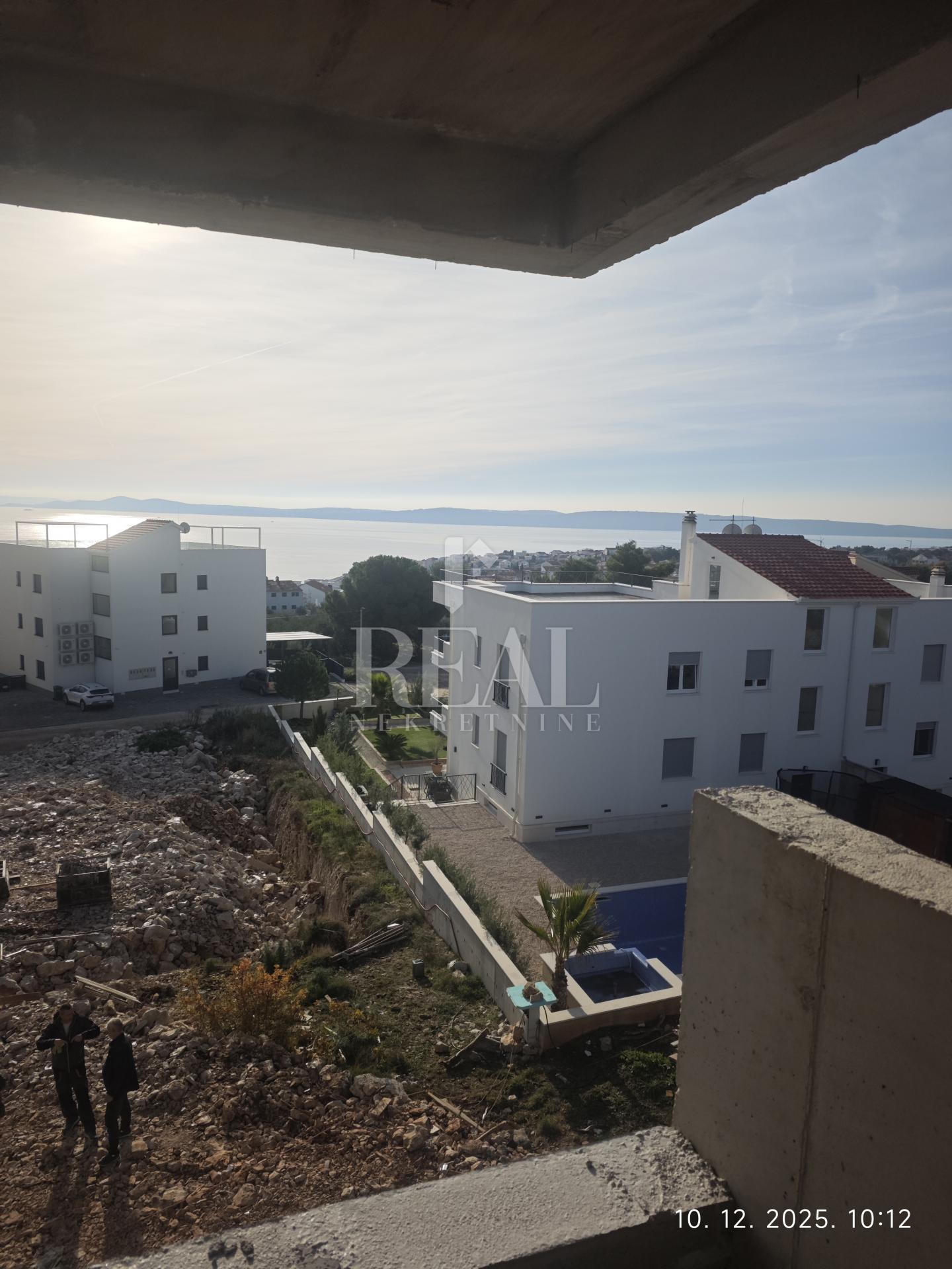 Izvrsna prilika, novogradnja u Okrugu Gornjem, dvosoban stan na drugom katu s pogledom na more!!!