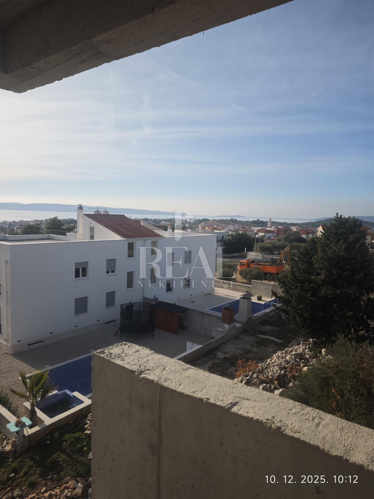 Izvrsna prilika, novogradnja u Okrugu Gornjem, dvosoban stan na drugom katu s pogledom na more!!!