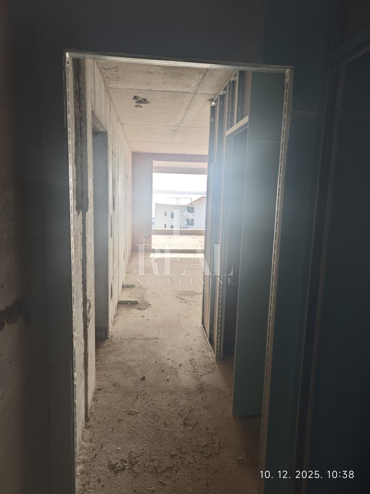 Izvrsna prilika, novogradnja u Okrugu Gornjem, dvosoban stan na drugom katu s pogledom na more!!!