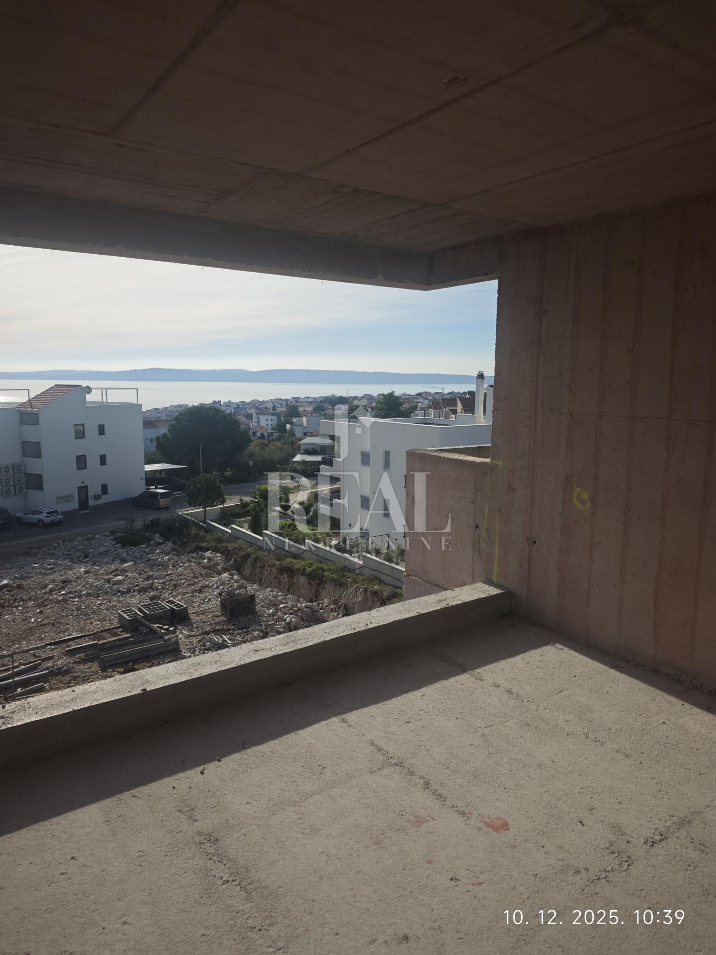 Izvrsna prilika, novogradnja u Okrugu Gornjem, dvosoban stan na drugom katu s pogledom na more!!!