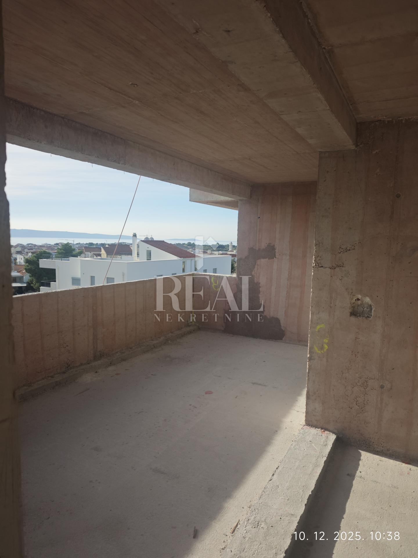 Izvrsna prilika, novogradnja u Okrugu Gornjem, dvosoban stan na drugom katu s pogledom na more!!!