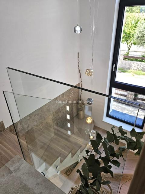 Prostrana, moderna vila s bazenom u mirnom okruženju