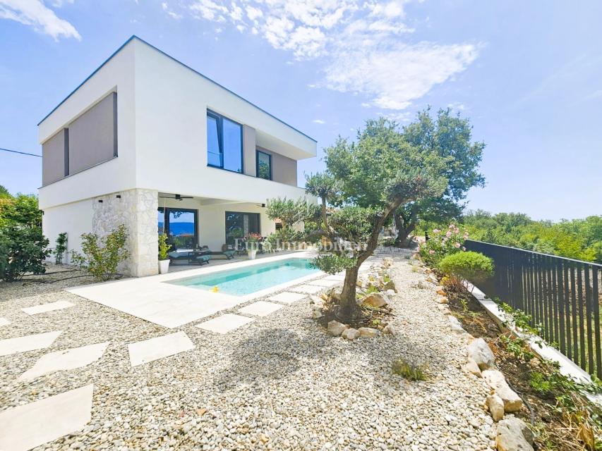 Prostrana, moderna vila s bazenom u mirnom okruženju