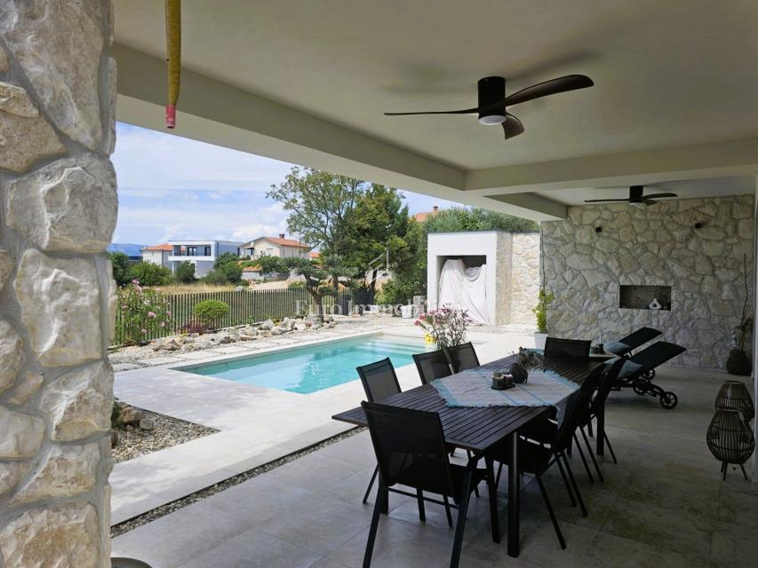 Prostrana, moderna vila s bazenom u mirnom okruženju