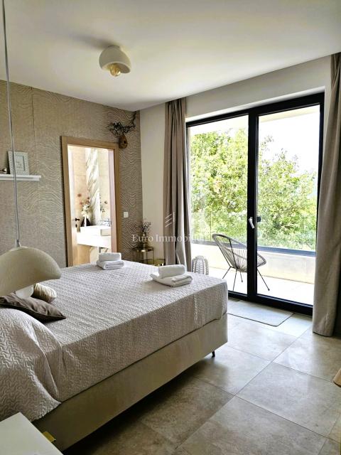 Prostrana, moderna vila s bazenom u mirnom okruženju