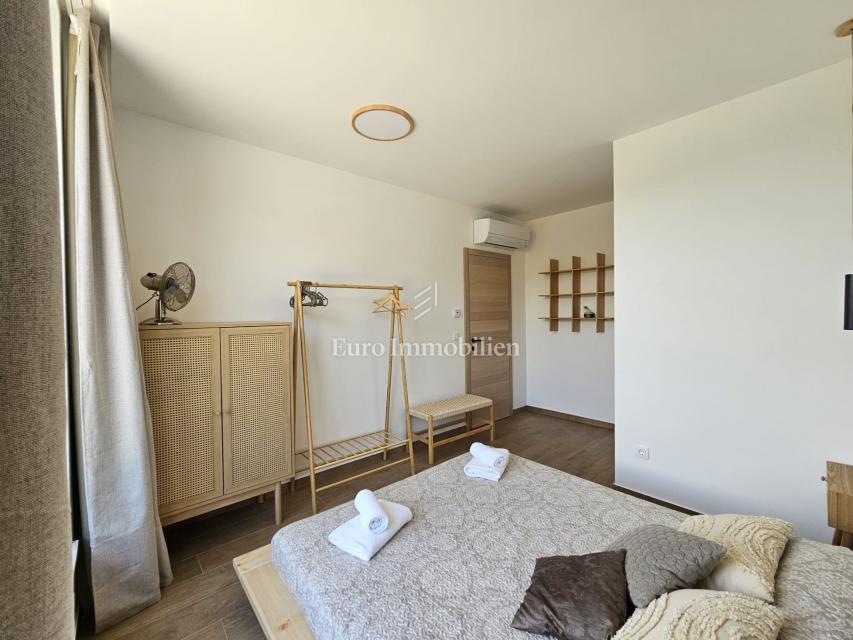 Prostrana, moderna vila s bazenom u mirnom okruženju