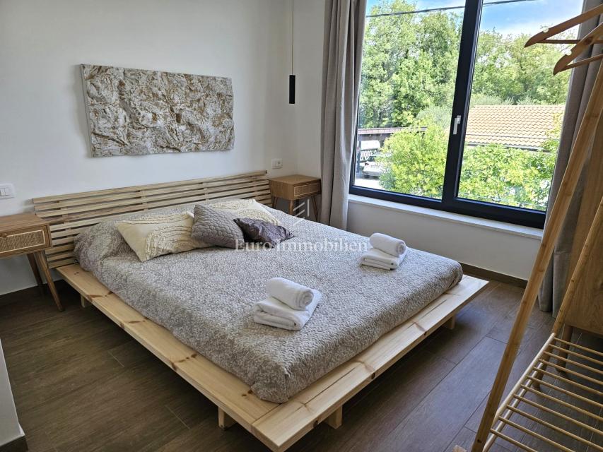 Prostrana, moderna vila s bazenom u mirnom okruženju