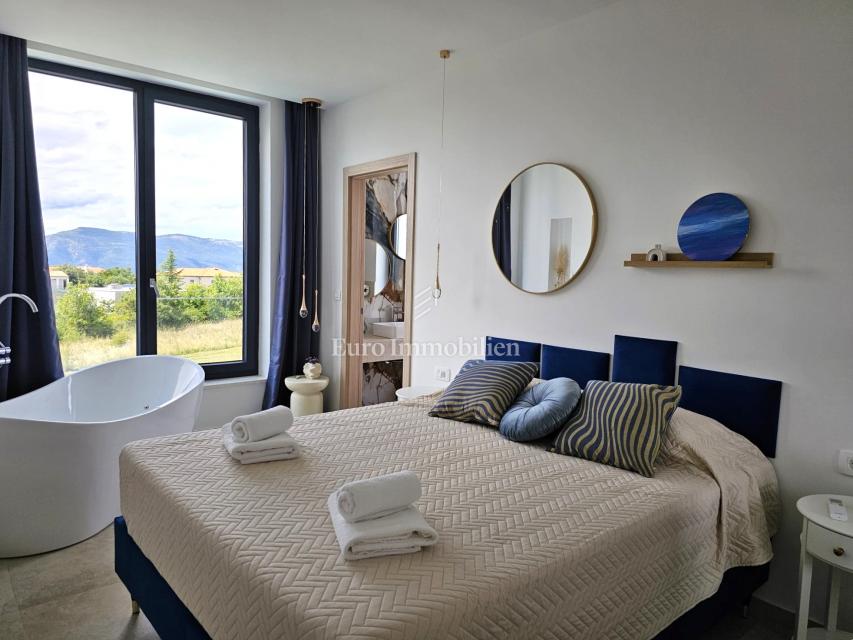 Prostrana, moderna vila s bazenom u mirnom okruženju