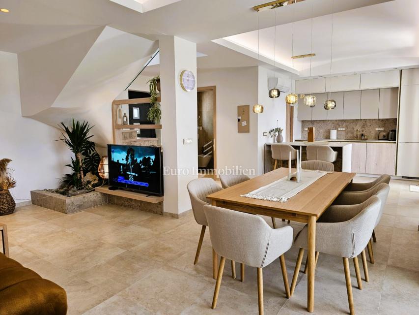 Prostrana, moderna vila s bazenom u mirnom okruženju